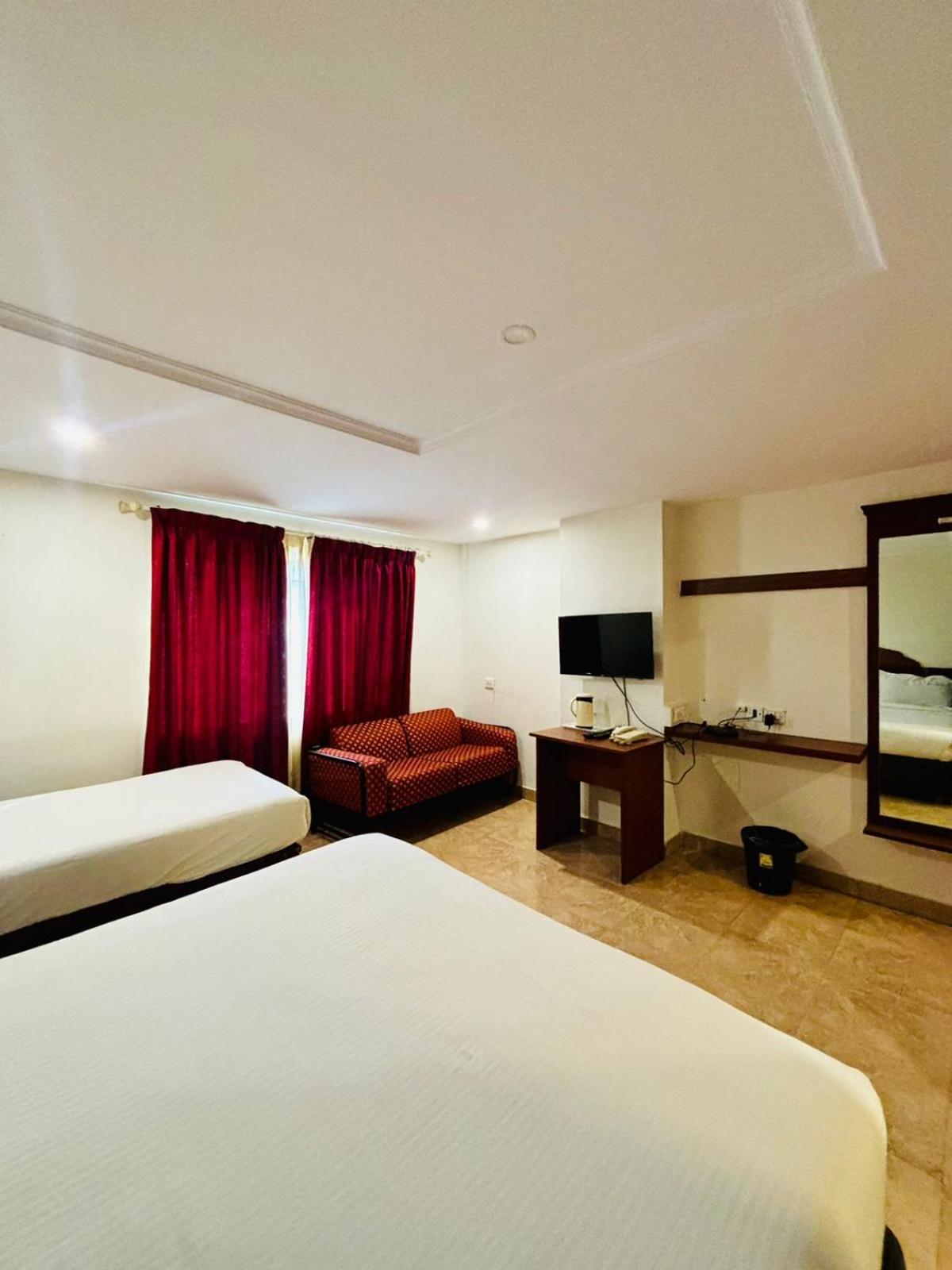 Hotel Sandalwood Inn Бангалор Екстериор снимка